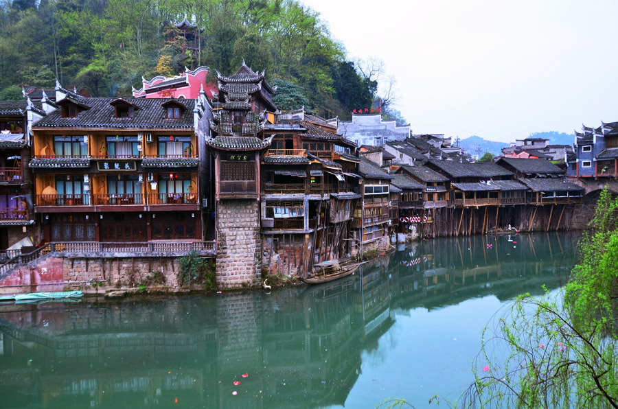  張家界國(guó)家森林公園、黃龍洞、鳳凰古城九景三晚四日游